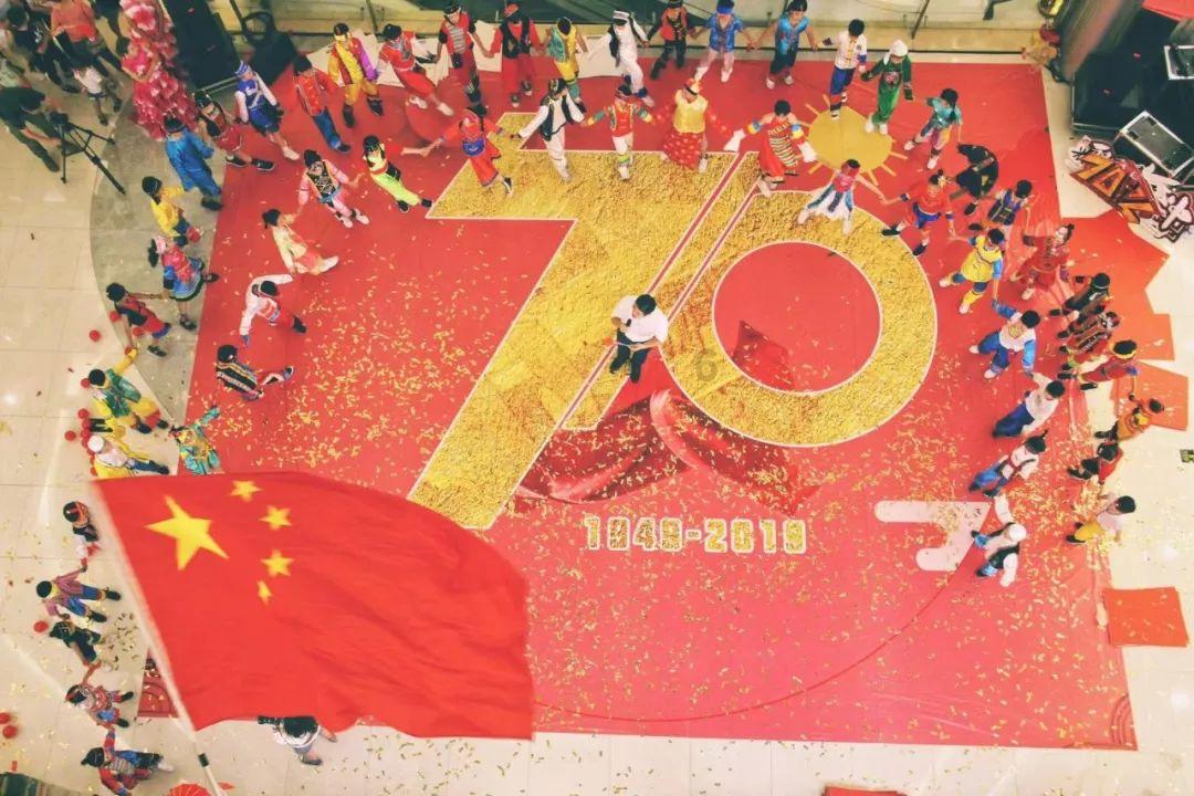 春晚惊现“辣妈”杨幂！与辛芷蕾同台斗艳，网友直呼：太养眼了！